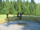 Gesprächsrunde hinterm LKW