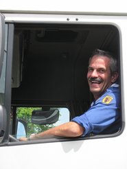 Gesprächsrunde hinterm LKW